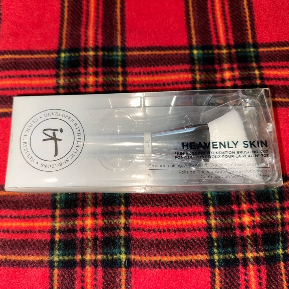 🆕 it Cosmetics - Heavenly Skin [Skin-Hugging Foundation Brush] #707
